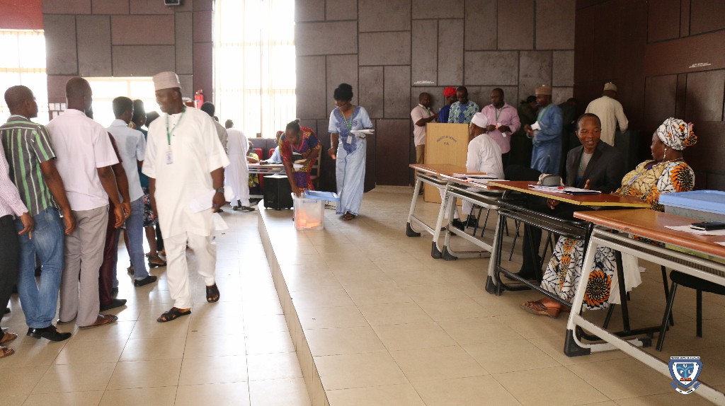 Members of Congregation casting their votes