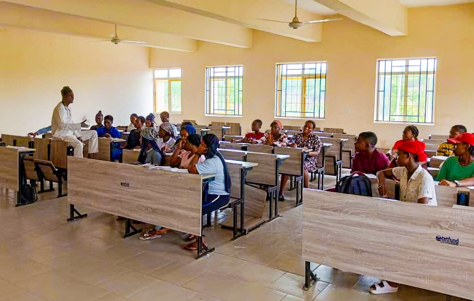 Ful Vc, Prof. Akinwumi Displays Teaching Skills In Classroom, Teaches 300l Students Nigeria History